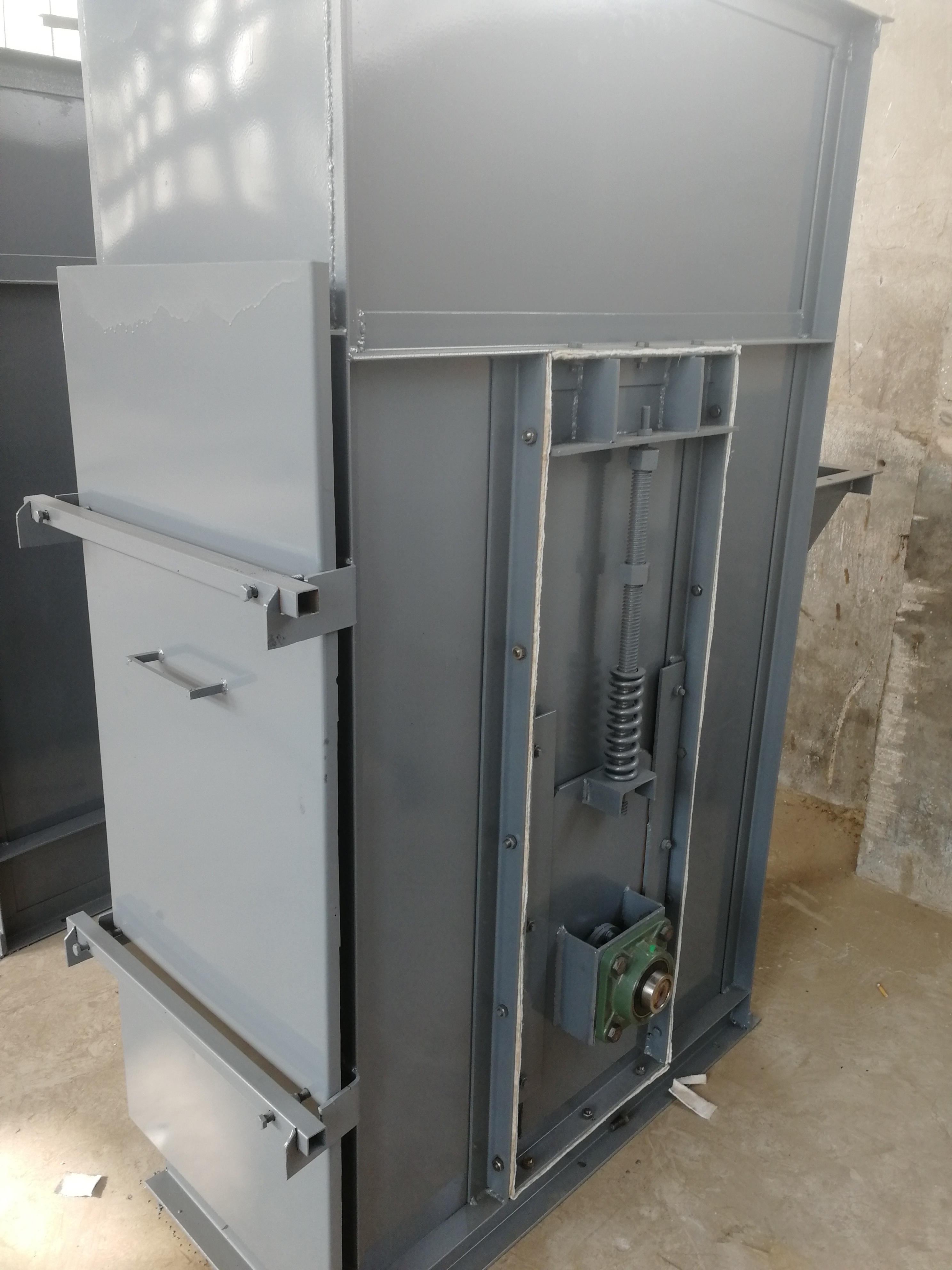 斗式提升機的進行卸料作業的方式、狀況解析(斗式提升機的進料和卸料的方式有哪些?分別有什么特點)